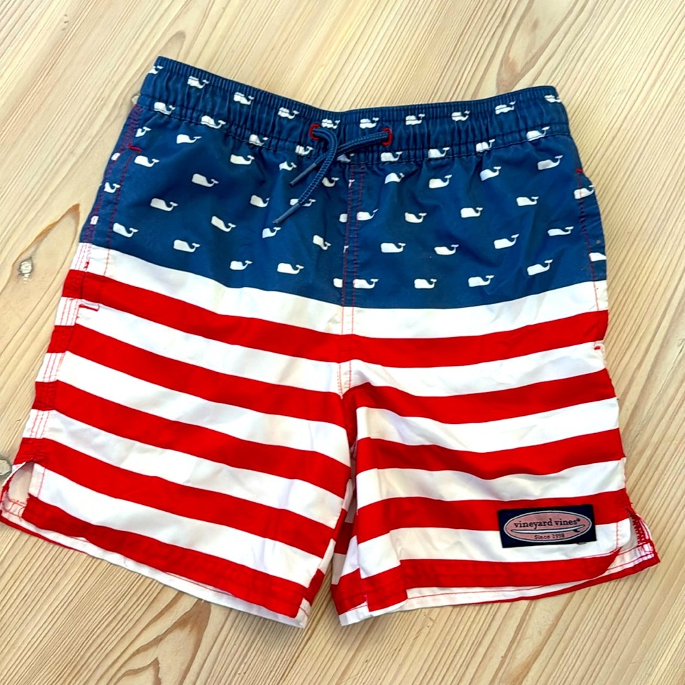 Boys Vineyard Vines chappy swim trunks “ American flag” 🇺🇸